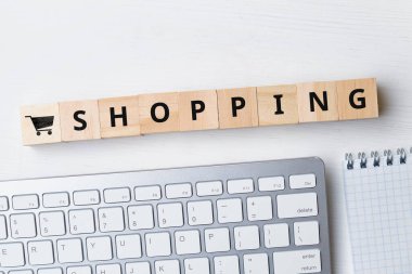 Klavye ve not defterinin yanında online alışveriş kavramı.