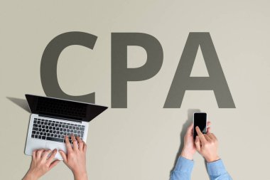 Kişiler ve dizüstü bilgisayarlarla CPA çevrimiçi reklam ödeme modeli.