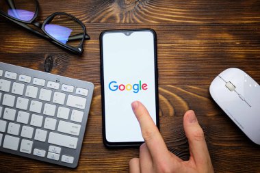 Google 'da Amerikan arama motorunu ara. Rusya St. Petersburg, 8 Aralık 2020.