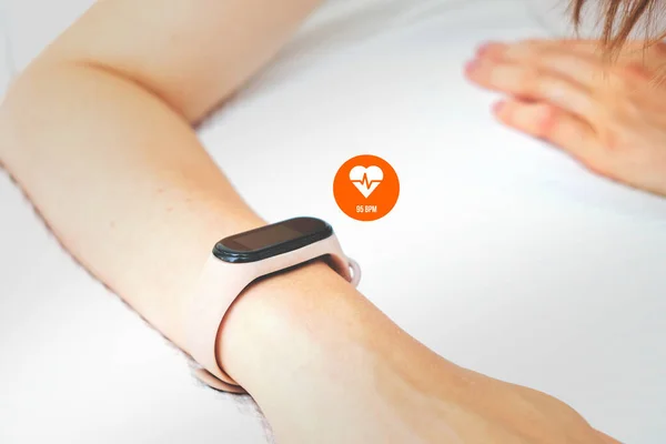 Person Looks Heart Rate Smartwatch — Stock Photo, Image