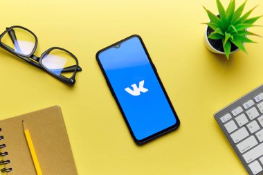 Popüler Rus sosyal ağı VKontakte. Rusya, St. Petersburg, 8 Aralık 2020.
