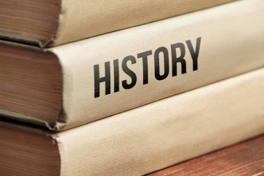 Tahta masa üzerinde tarih kitabı konsepti öğrenmek için