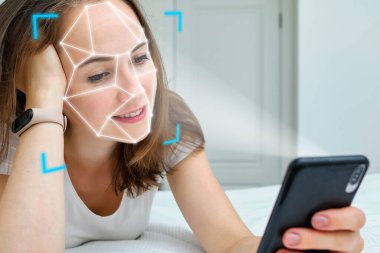 Yüz tanıma ve tanıma için telefona konsept biyometrik teknoloji yerleştirildi.