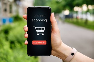 Görüntüde online alışveriş kavramına sahip el ele tutuşmalar.