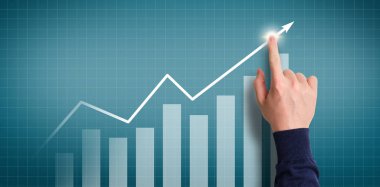 Kişi grafik ekranında bir büyüme grafiği çizer.