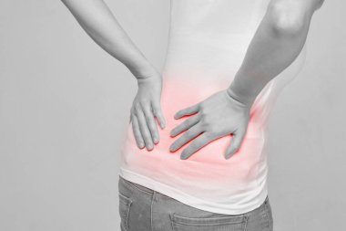 Düşük bel ağrısı konsepti. Kişi arkaya masaj yapıyor.