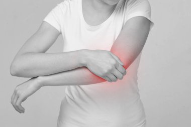 Dirsek eklem ağrısı konsepti. Kişi elle masaj yapıyor.