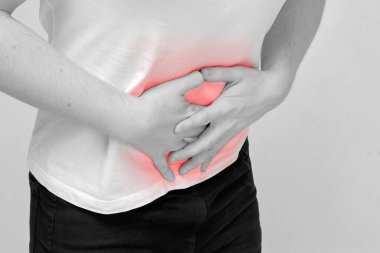 Zayıf sindirim ve diyet konsepti. Kişi karnına tutunur.