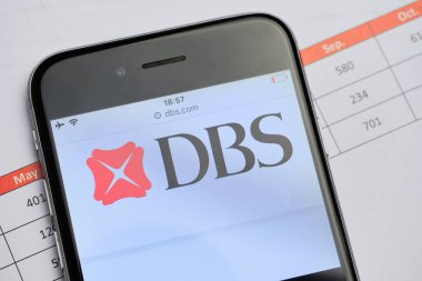 Rusya, St. Petersburg, 14 Şubat 2021 DBS Group Holding logosu internet sitesi ekranında akıllı telefon. Kapat.