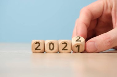Tahta küplerle 2021 'den 2022' ye yıl değiştirme kavramı