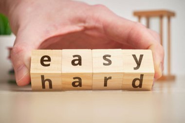 Zorluk derecesini değiştirme kavramı, tahta küpler için kolay ve serttir..