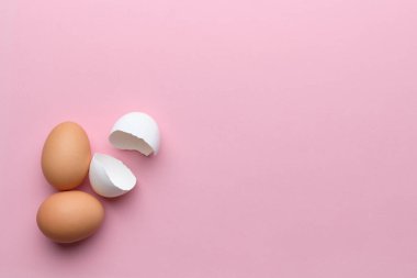 Kırık ve yumurtanın tamamı üst görünümü ve fotokopi alanı. Mutlu Paskalyalar