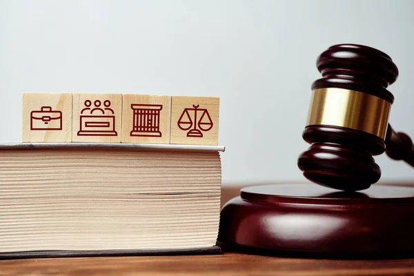 Судова Система Подарувала Поруч Книгу Ікони Язниці Присяжних Ваги — стокове фото