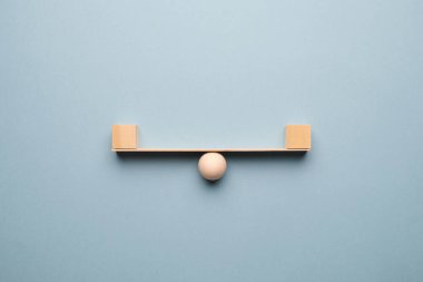 Ahşap duvarlarla soyut denge kavramı