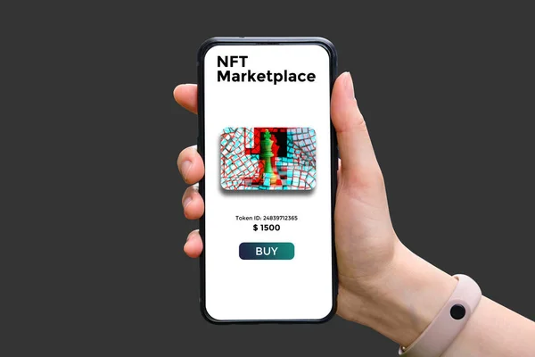 Hand Håller Smartphone Med Typ Kryptografisk Nft Marknadsplats Med Konst — Stockfoto