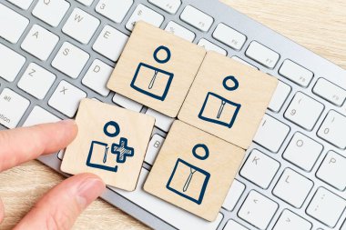 İnternetteki ekip çalışması için personel toplama kavramı.