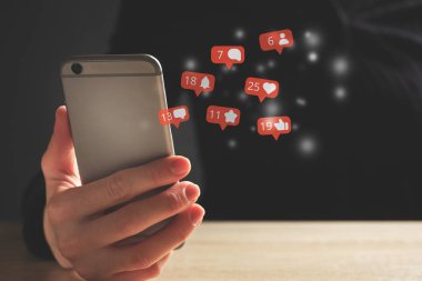 Çevrimiçi aktivite ile sosyal medya kavramı. İnsan akıllı telefon kullanır..