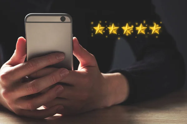 Femstjärnigt Betygsbegrepp Personen Använder Smartphone För Feedback — Stockfoto