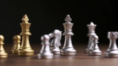 Tahtada farklı satranç taşları var. Yakın çekim..