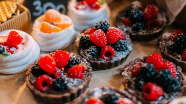 Ahududu meyvesi şeklinde el yapımı sabun mağazada satılıktır..