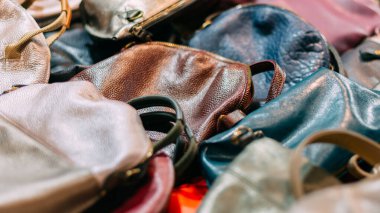 Mağazanın tezgahındaki kadınlar için el yapımı deri çantalar..