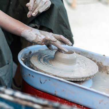 İnsan çömlekçiliği sokakta yemek yaparak öğreniyor.