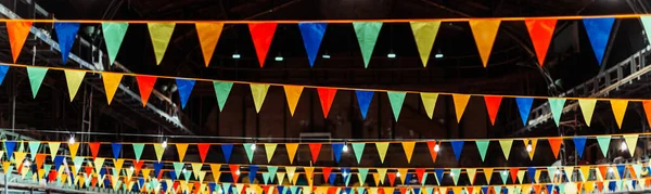 Cintas Festivas Triangulares Multicolores Estiradas Sala — Foto de Stock