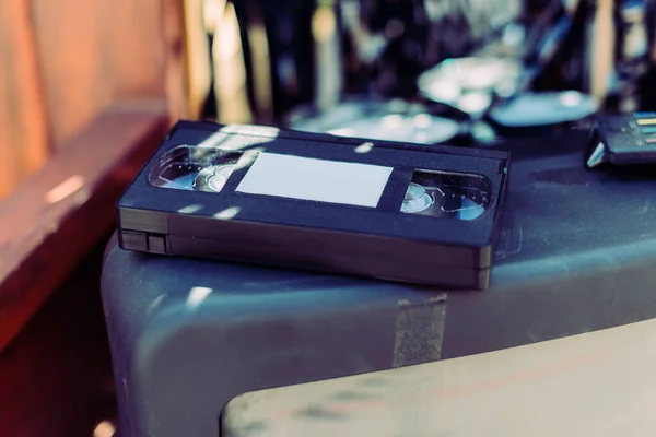 Alte Videokassette Vhs Liegt Auf Dem Fernseher — Stockfoto