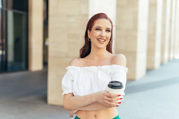 Redhead Caucasian Girl Smiling Holding Cup Coffee — Stock Photo, Image