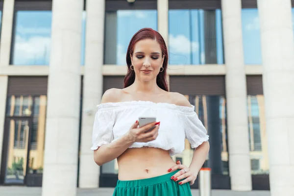 Red Haired Girl Smiling Mixed Message Smartphone Summer — Stock Photo, Image