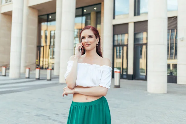 Redheaded Girl Talking Her Smartphone City Summer — Stock Photo, Image