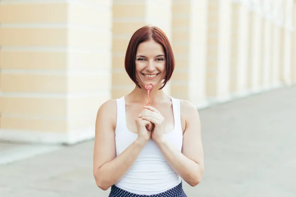 Menina Ruiva Caucasiana Feliz Segurando Coração Acessório Sorrindo Cidade Verão — Fotografia de Stock