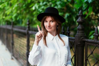 Şapkalı beyaz kız önemli bir bilgi ya da ilgi gösteriyor..