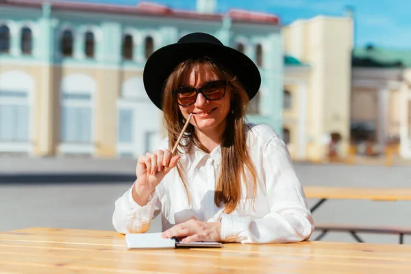 Caucasian Girl Hat Sunglasses Smiling While Sitting Cafe Summer Pencil — Stock Photo, Image