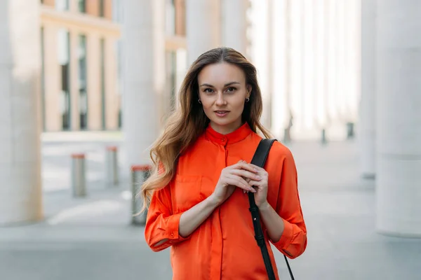 Vacker Vit Flicka Med Löst Hår Staden Sommaren Tittar Kameran — Stockfoto