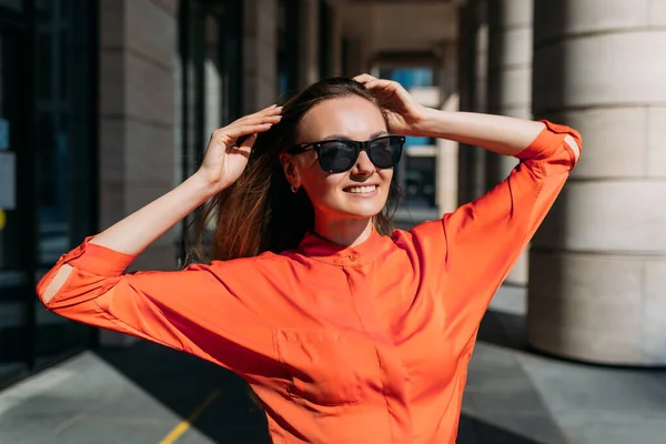 Vit Flicka Solglasögon Och Casual Kläder Jublar Soligt Väder — Stockfoto