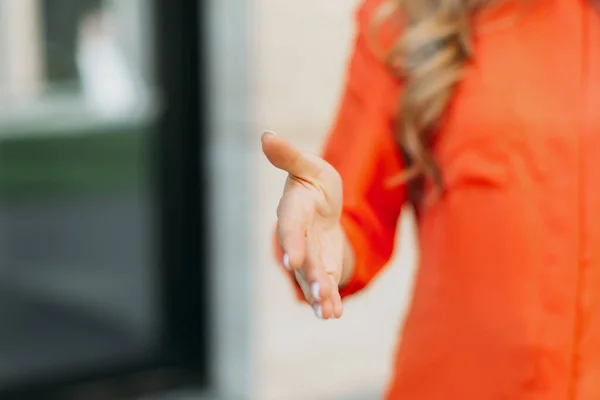 Donna Caucasica Tende Mano Come Segno Saluto Dire Ciao — Foto Stock