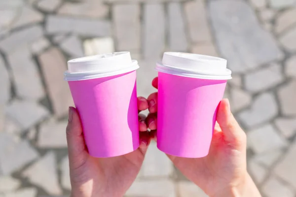 Pessoa Está Segurando Duas Xícaras Descartáveis Rosa Para Café Chá — Fotografia de Stock