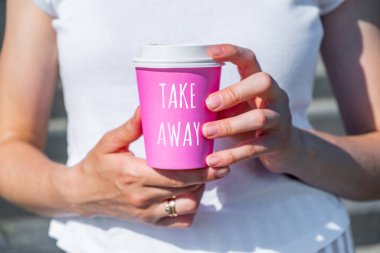 Tek kullanımlık bir kahveyi alıp götürmek.