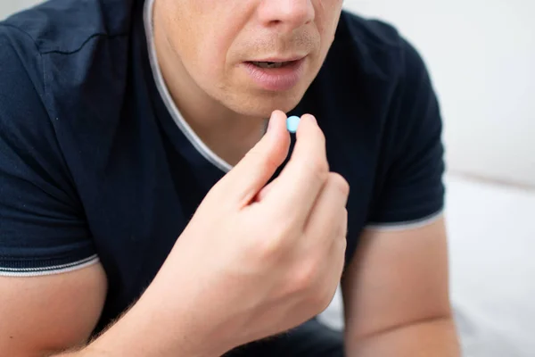 Чоловік Приймає Таблетку Рот Хворобу — стокове фото