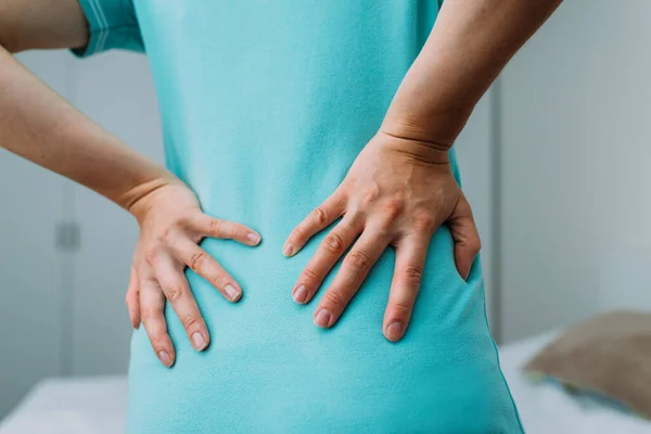 Die Frau Leidet Unter Rückenschmerzen Aufgrund Von Nierenschmerzen — Stockfoto