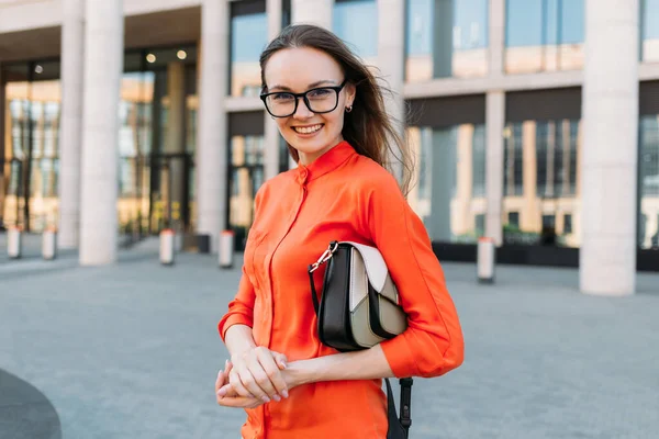 Ung Kvinna Med Glasögon Håller Väska Går Staden — Stockfoto