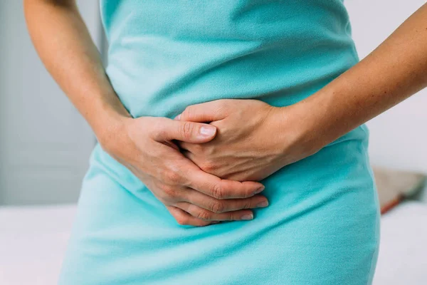 Mulher Sentindo Dor Parte Inferior Abdômen Menstruação — Fotografia de Stock