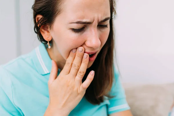 Женщина тридцатилетнего возраста страдает от зубной боли и кариеса — стоковое фото