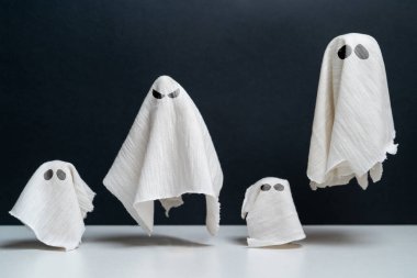 Bir grup kötü niyetli ve kötü niyetli hayalet. Cadılar Bayramı