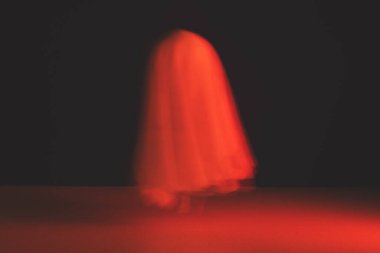 Kanlı bir renkte bulanık bir hayalet. Cadılar Bayramı