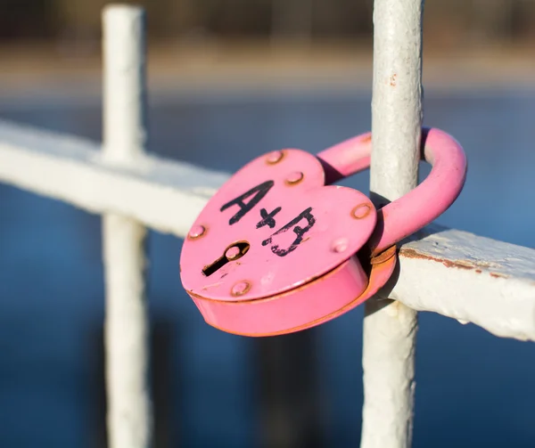 Rosa hjärtformade låset på bron — Stockfoto