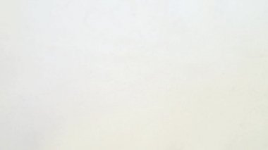 Paralar beyaz bir arka plan üzerine düşüyor