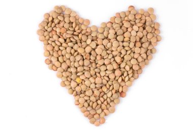Beyaz zemin üzerinde bir kalp şeklinde kuru mercimek