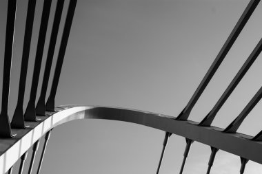 Siyah beyaz köprü inşaatı